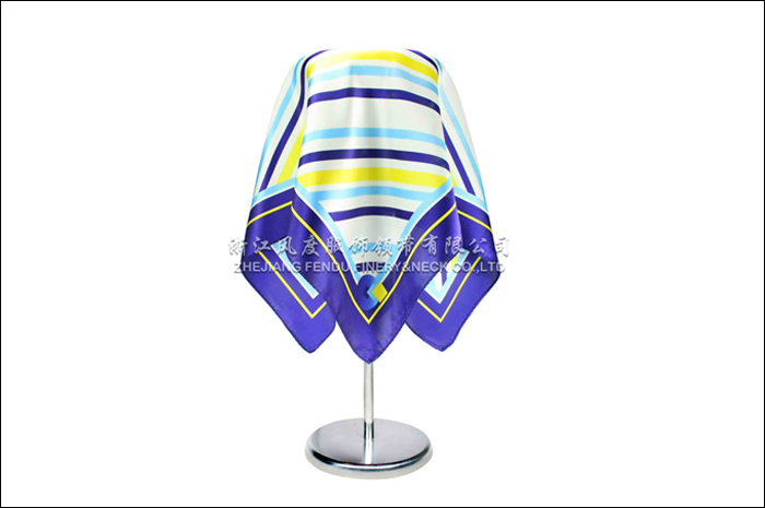 中銀萬國證券 真絲小方巾 規格：53x53cm