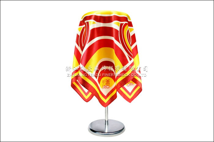 乾隆博物館 真絲小方巾 規格：53x53cm